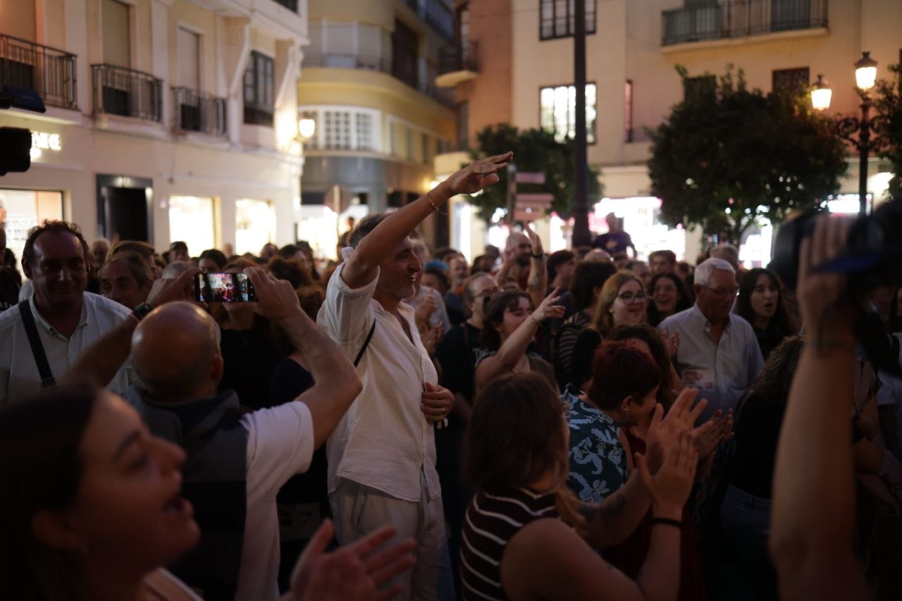 Casi un millar de personas se han dado cita en el centro de Cádiz. - Manu García. Casi un millar de personas se han dado cita en el centro de Cádiz.
