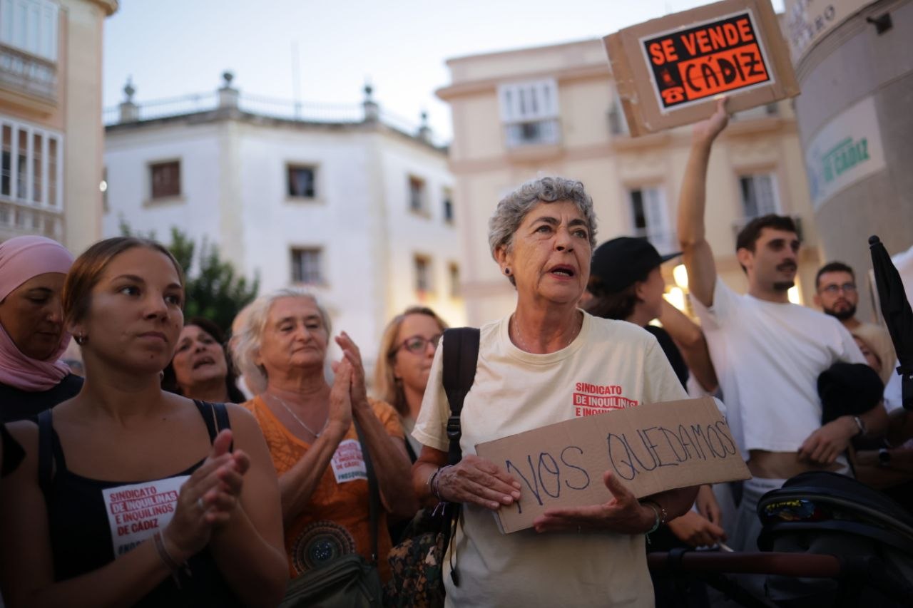 Estaban presentes algunas de las personas que pueden ser desahuciadas en Cádiz. - Manu García Estaban presentes algunas de las personas que pueden ser desahuciadas en Cádiz.