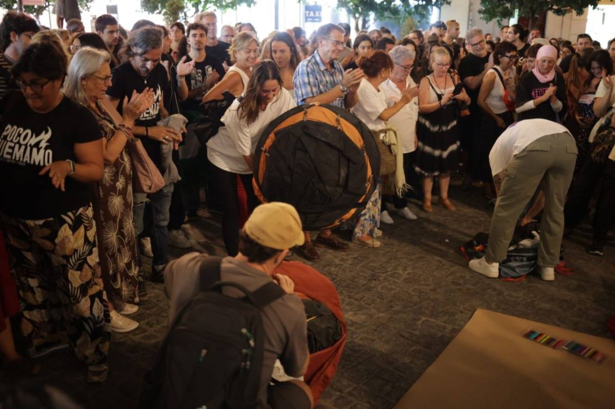 Dormir en la calle para reclamar una vivienda: casi mil personas toman El Palillero en Cádiz