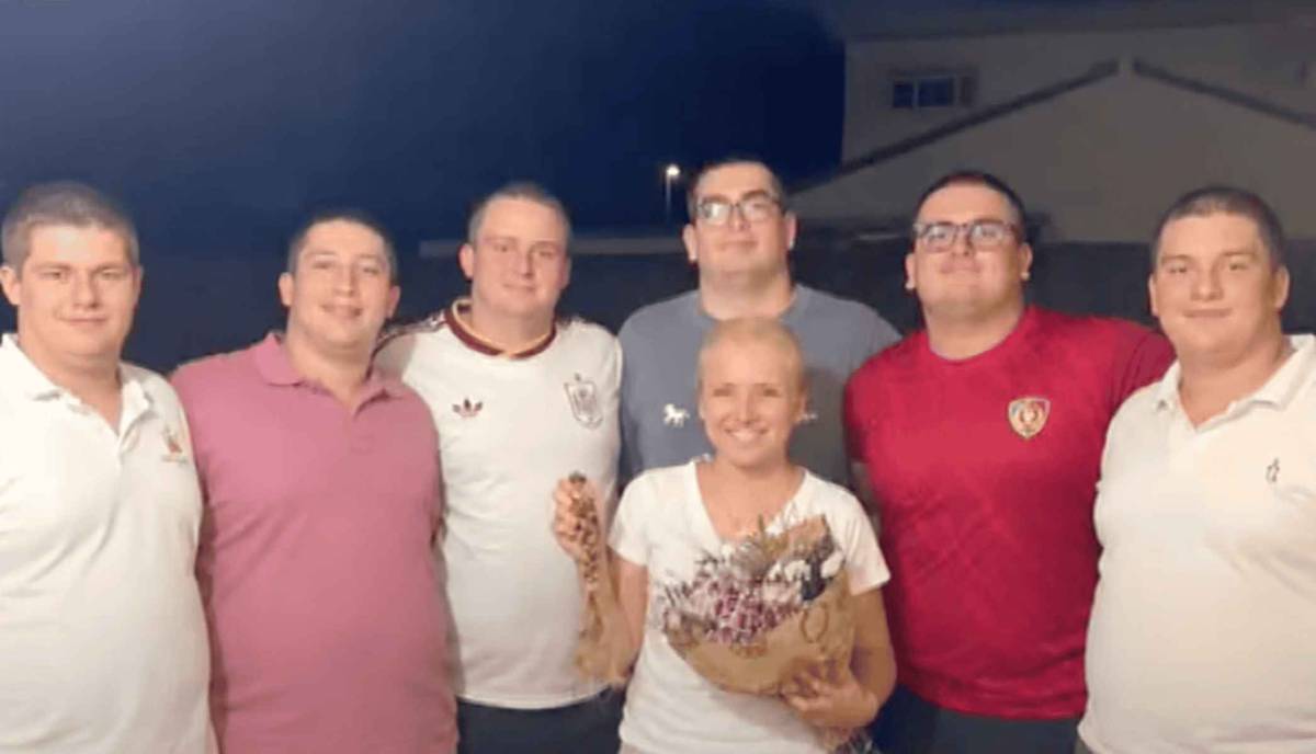 El gesto solidario de un grupo de jóvenes en Jerez: se rapan el pelo para animar a Ángela en su lucha contra un linfoma