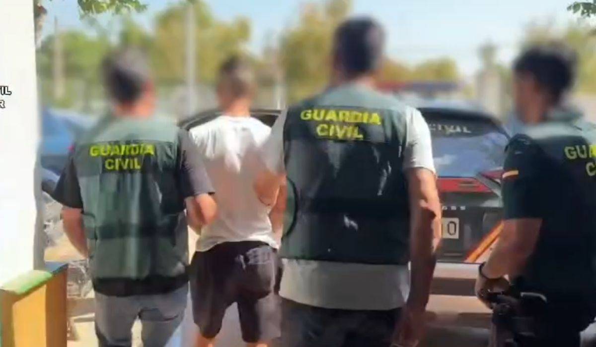 Golpea con una pala de obra al dueño de un coche y saca a un gran cuchillo a otro para desvalijarles en Sevilla