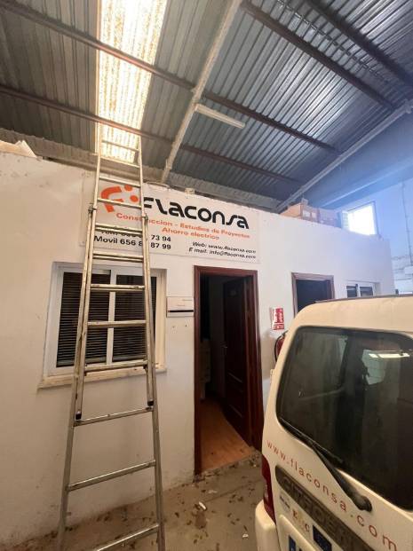 El interior de la nave, que tiene parte de oficina, incluyendo baño. - El interior de la nave, que tiene parte de oficina, incluyendo baño.