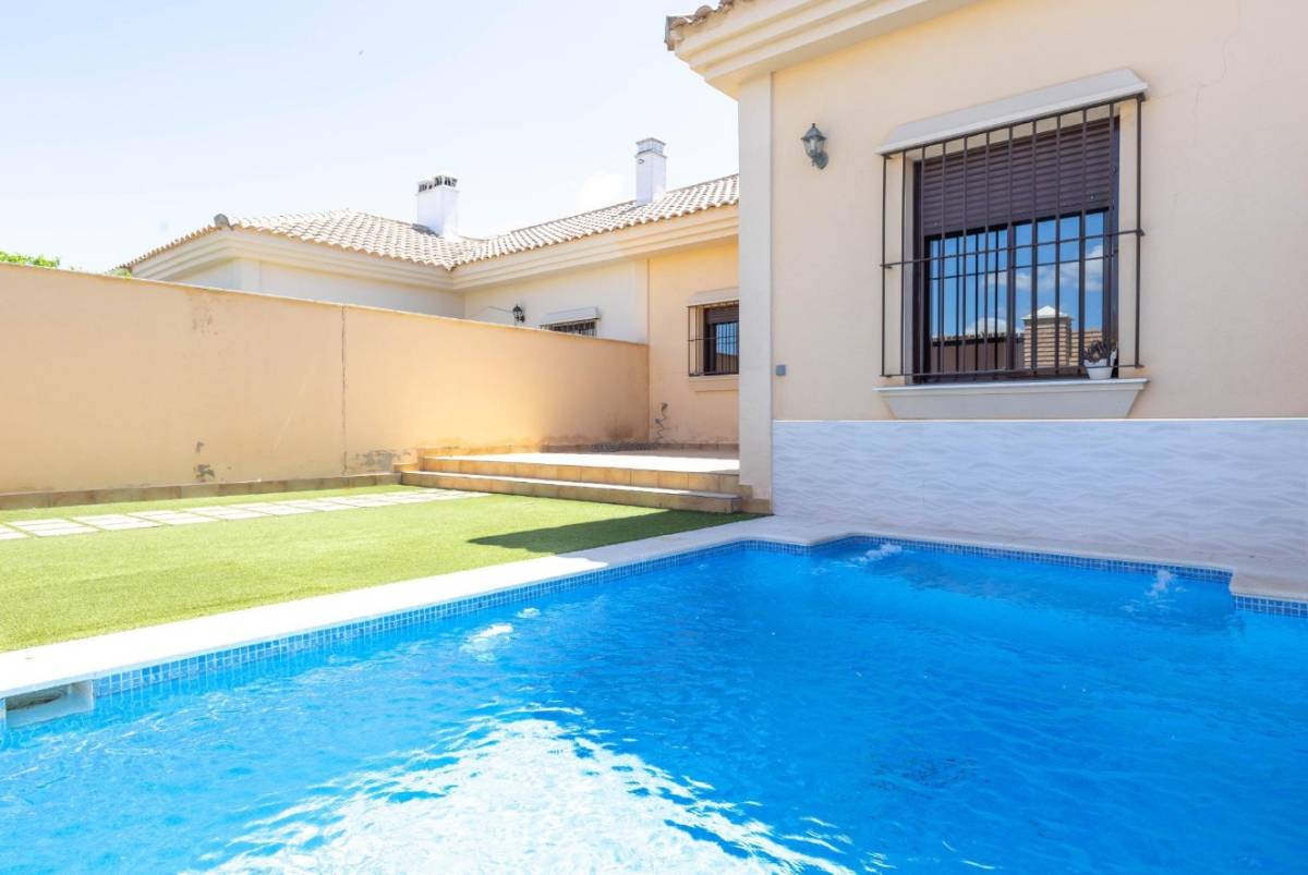 Rebajan un dúplex de dos terrazas con piscina junto a Hipercor en Jerez: oportunidades también en Los Villares y pisazo asequible en Chipiona