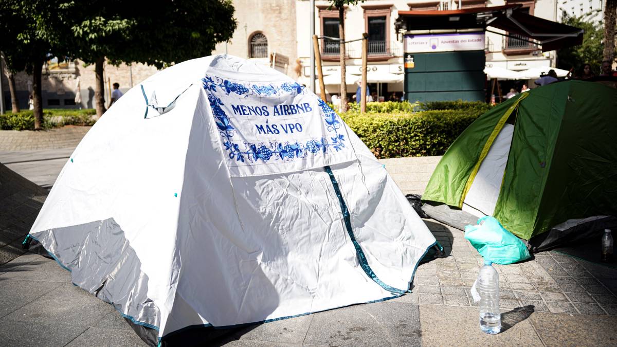 Acampada manifestación por la vivienda digna en las Setas de la Encarnación, Sevilla