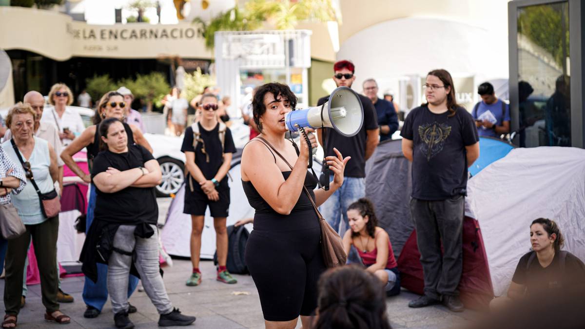 La acampada por la vivienda en la plaza de la Encarnación de Sevilla, en imágenes