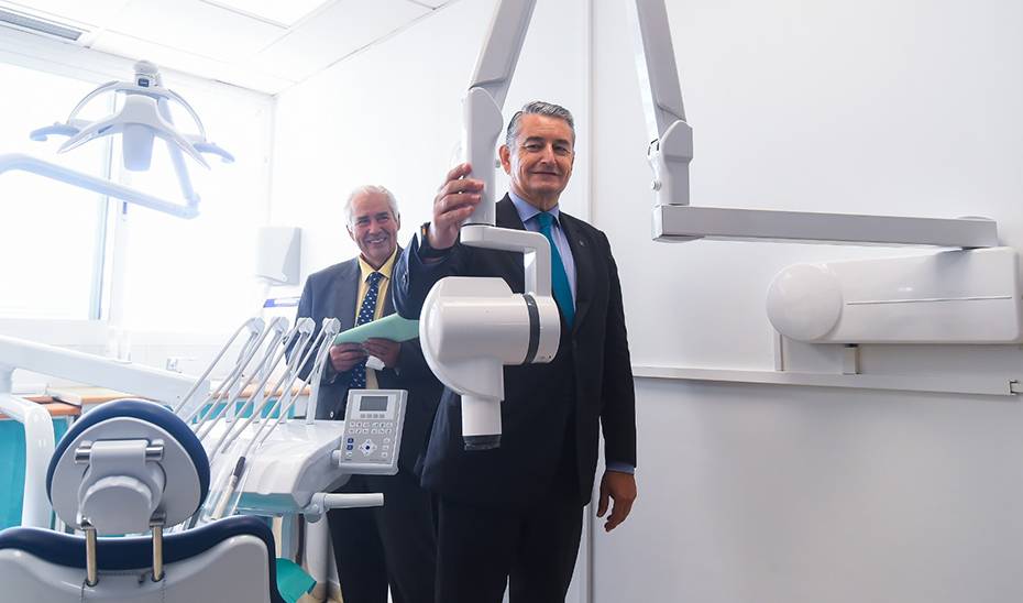 El consejero de Presidencia, Sanidad y Emergencias, Antonio Sanz, durante su visita al centro de salud Alameda Perchel de Málaga. - El consejero de Presidencia, Sanidad y Emergencias, Antonio Sanz, durante su visita al centro de salud Alameda Perchel de Málaga.