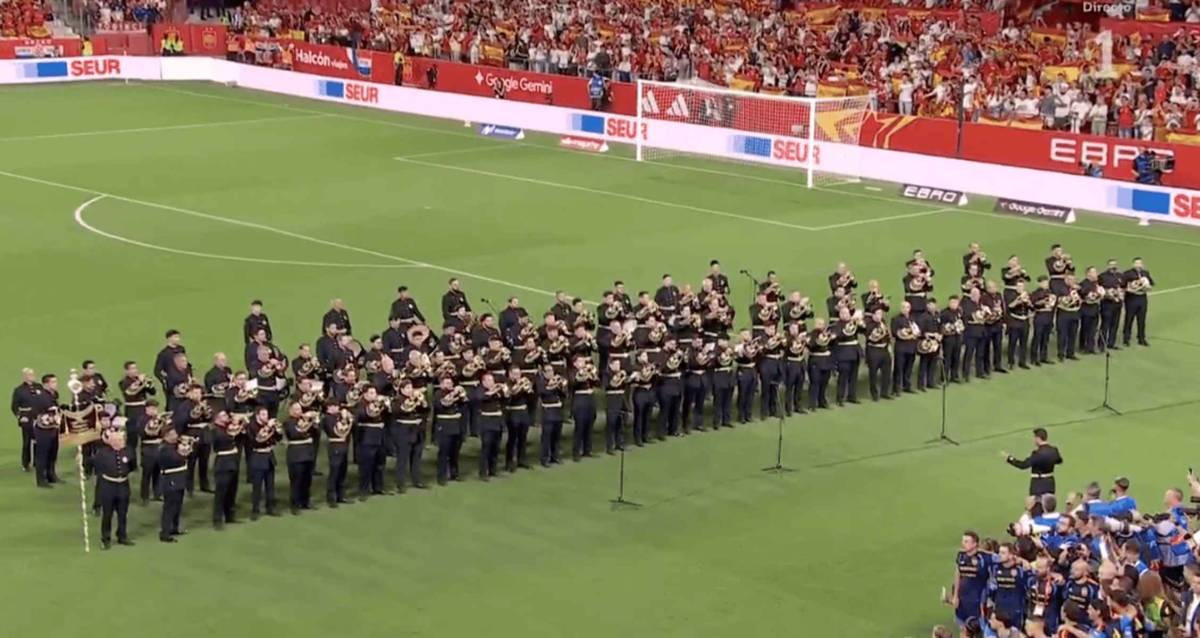 Momentazo en el Sánchez-Pizjuán: así ha sonado el himno de España interpretado por la Centuria Romana Macarena