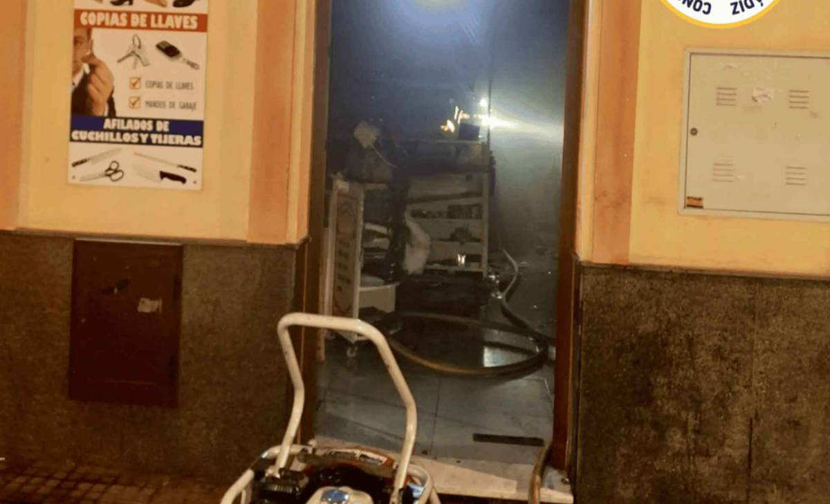 Entrada del local de Sanlúcar afectado por un incendio.