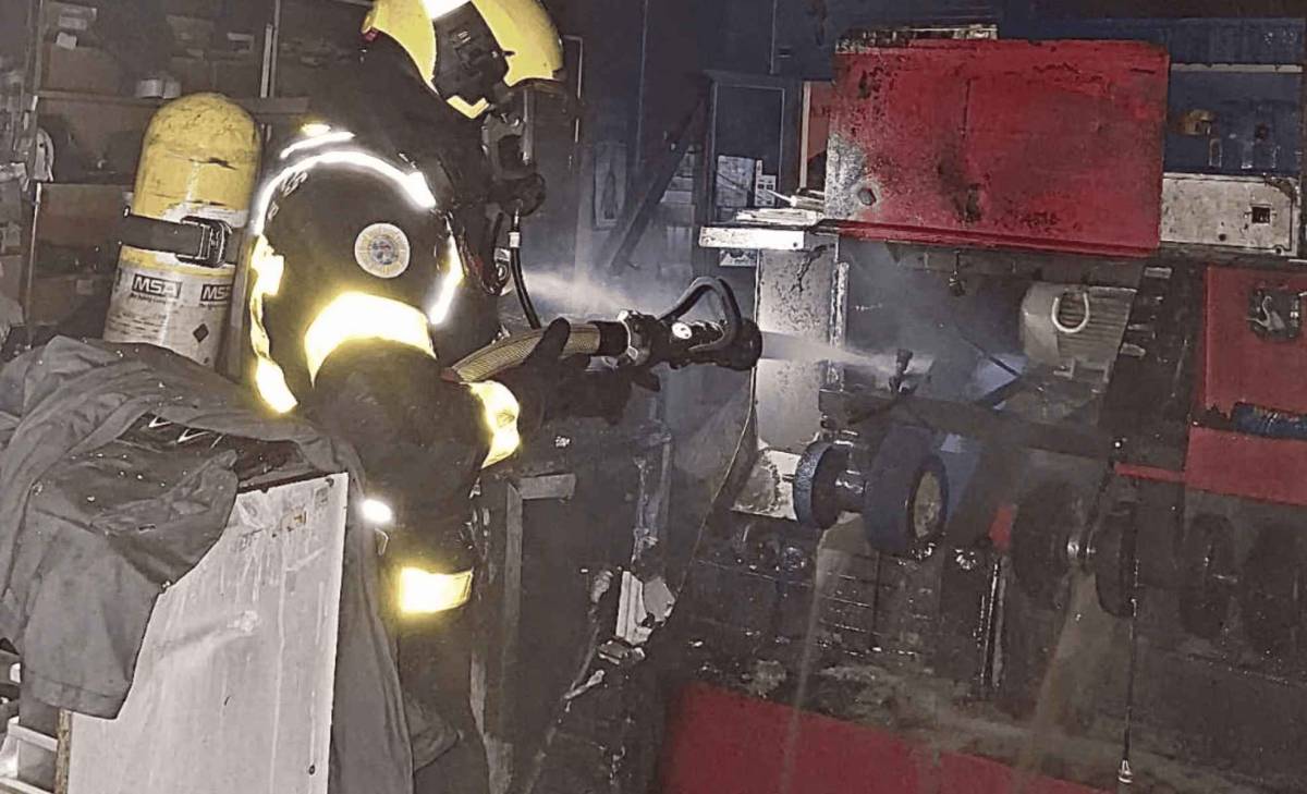 Incendio de madrugada en un local en Sanlúcar: desalojadas dos viviendas