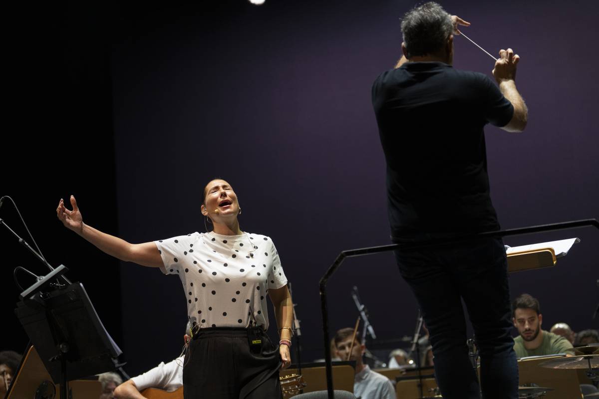 Marina Heredia ultimando los ajustes de su próximo espectáculo que verá la luz en el Teatro de la Maestranza.