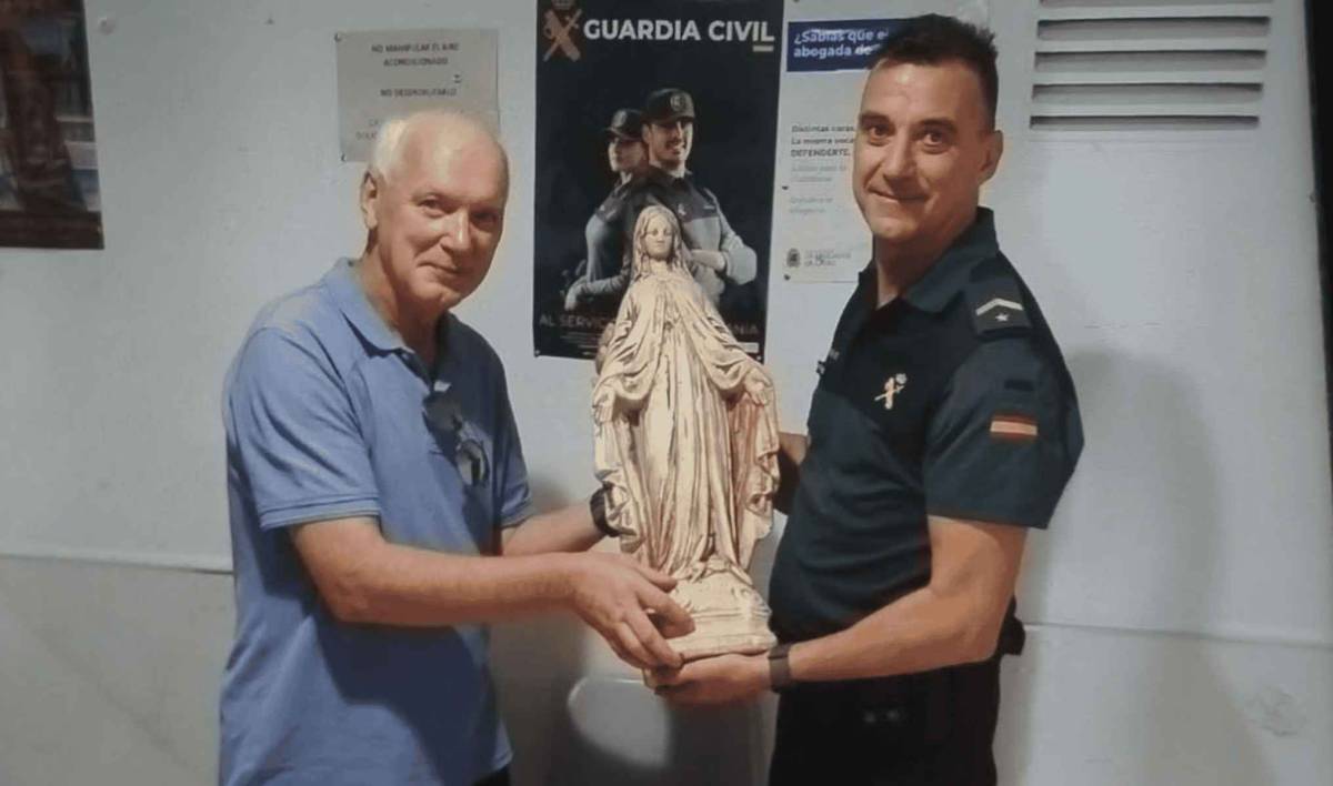 La Virgen de la Gruta regresa a casa en Conil un año después de su desaparición en El Colorado