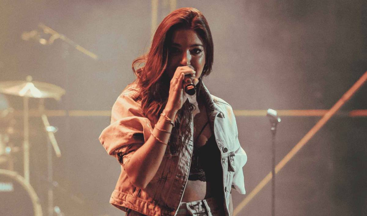 La aparatosa caída de Ana Guerra por las escaleras de un teatro poco después de anunciar su operación de pecho