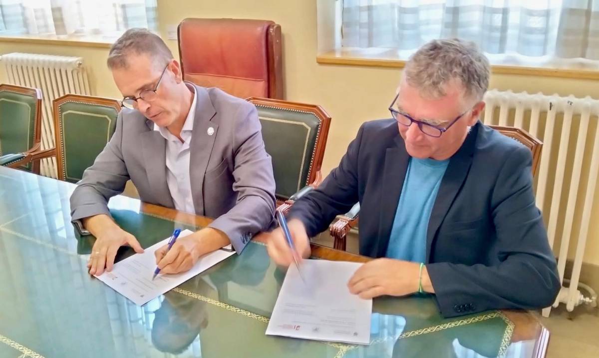Momento de la firma del convenio entre Andalucía y Democracia y la Universidad de Granada. - Momento de la firma del convenio entre Andalucía y Democracia y la Universidad de Granada.