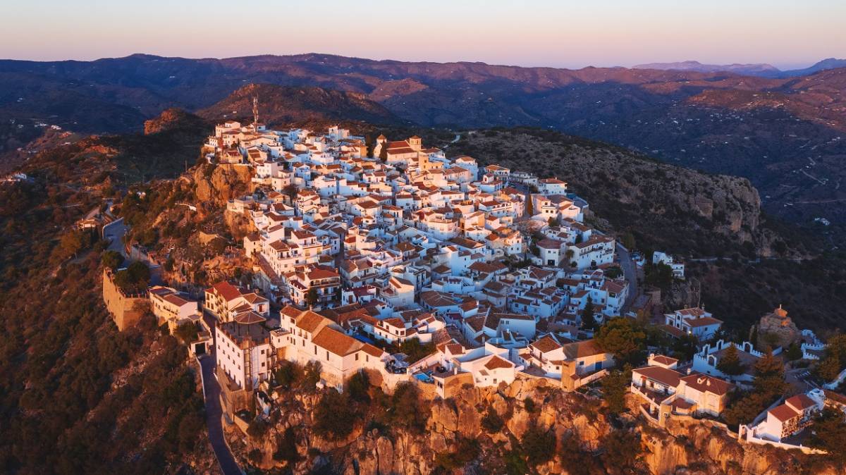 Vivir gratis en una casa rural con piscina: la oferta en un pueblo idílico de Málaga a cambio de un voluntariado de 25 horas semanales