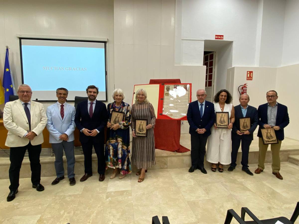 Foto de famila tras la presentación de la restauración y traducción de la Bula Papal de la Hermandad de la Palma Coronada de Cádiz.