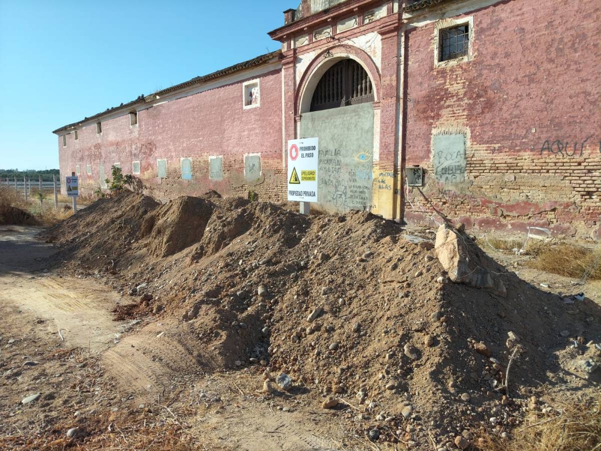 Una imagen de los escombros que hay en la Hacienda Ibarburu. - Una imagen de los escombros que hay en la Hacienda Ibarburu.