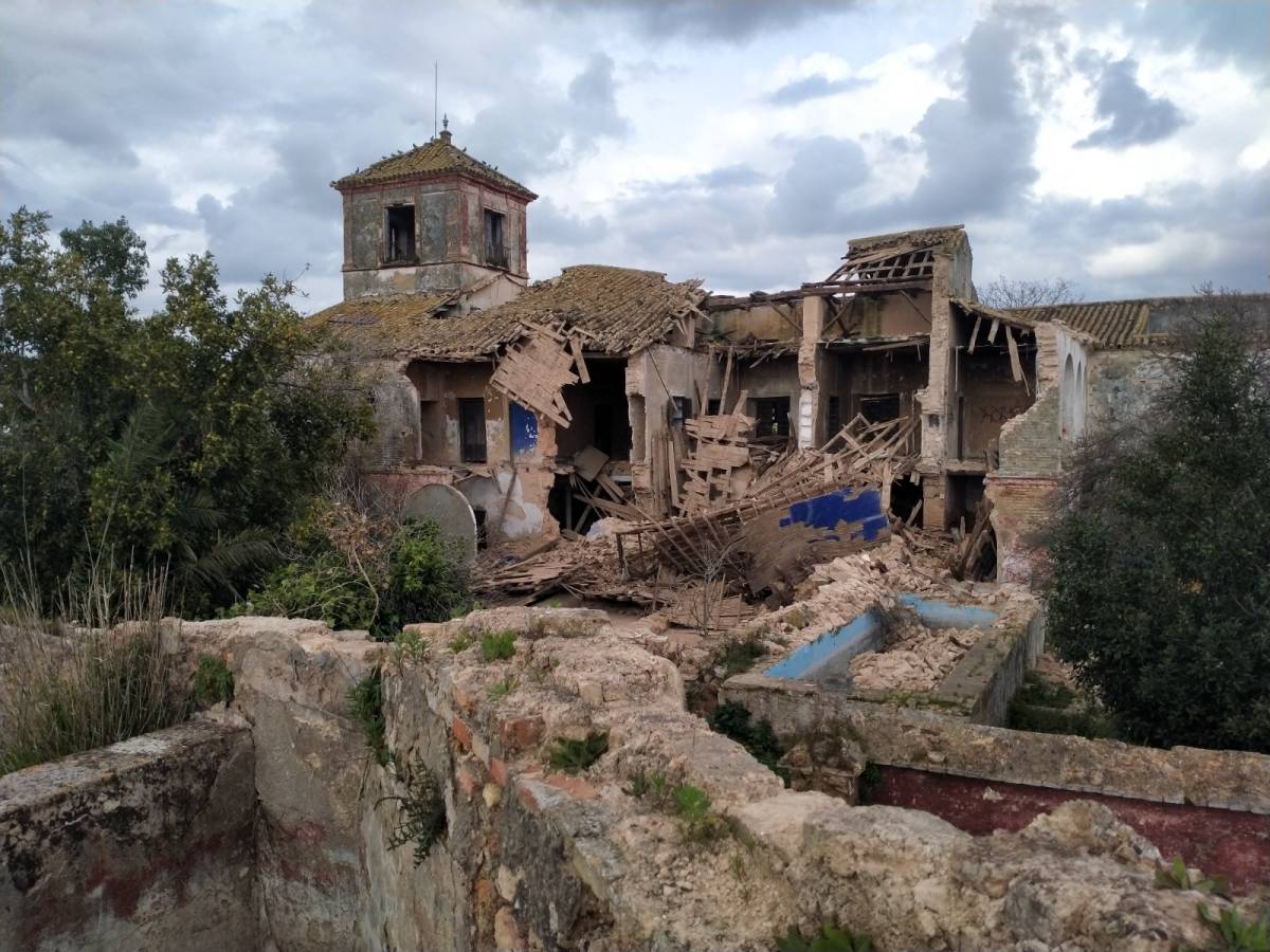 La Hacienda BIC del siglo XVIII que hay en Dos Hermanas sufre derrumbes, está convertida en un vertedero y nadie hace nada: "Esto va a peor"