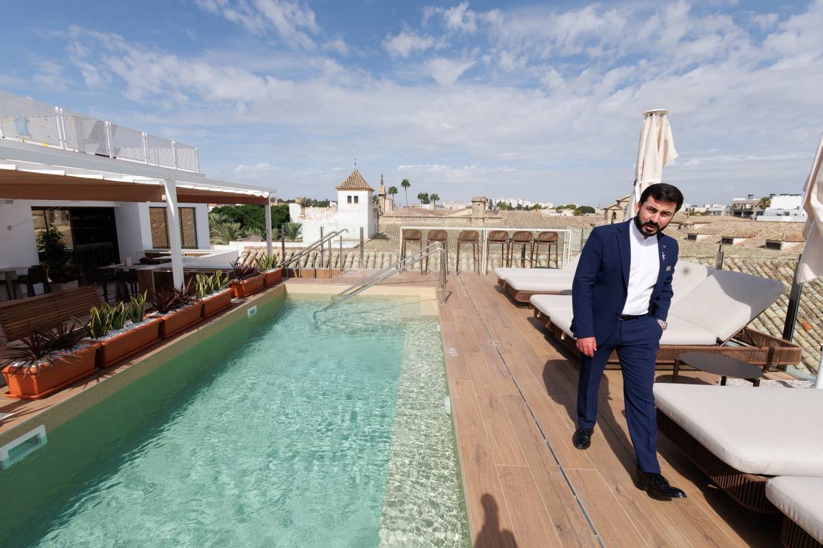 La calle Larga de Jerez tiene nuevo hotel: 34 habitaciones, homenaje a Beigbeder, tabanco contemporáneo y piscina en la azotea
