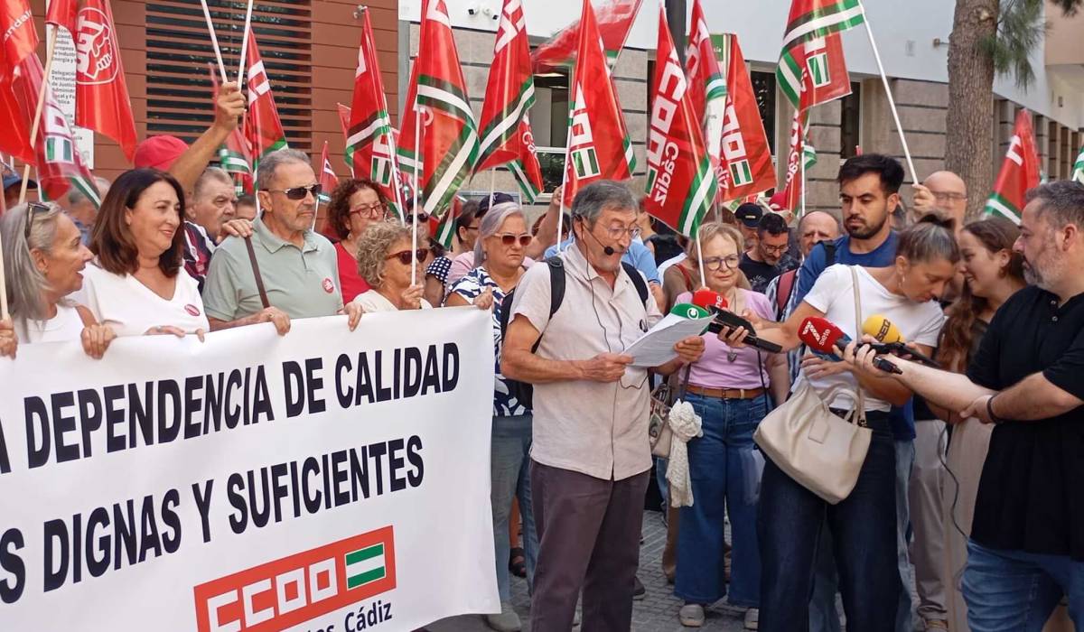 Concentración por el Día Internacional de las Personas Mayores, en la Plaza España de Cádiz - Concentración por el Día Internacional de las Personas Mayores, en la Plaza España de Cádiz