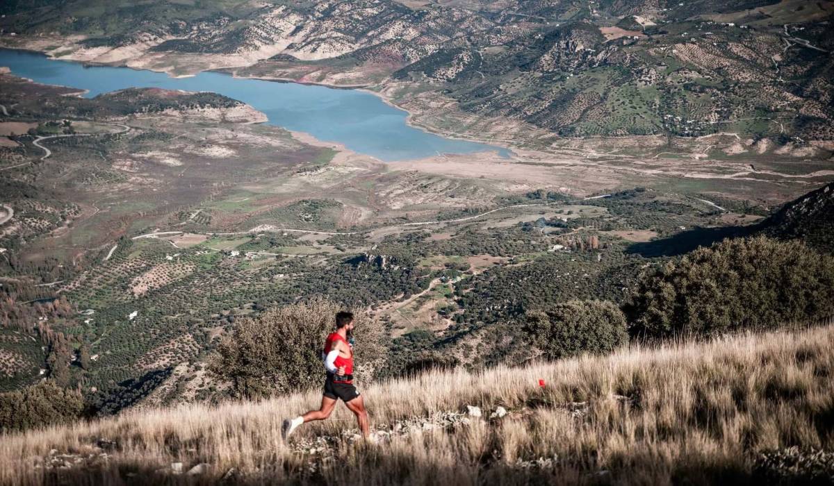 Un corredor ante el paisaje de Zahara de la Sierra, en una edición pasada de la Trail - Un corredor ante el paisaje de Zahara de la Sierra, en una edición pasada de la Trail