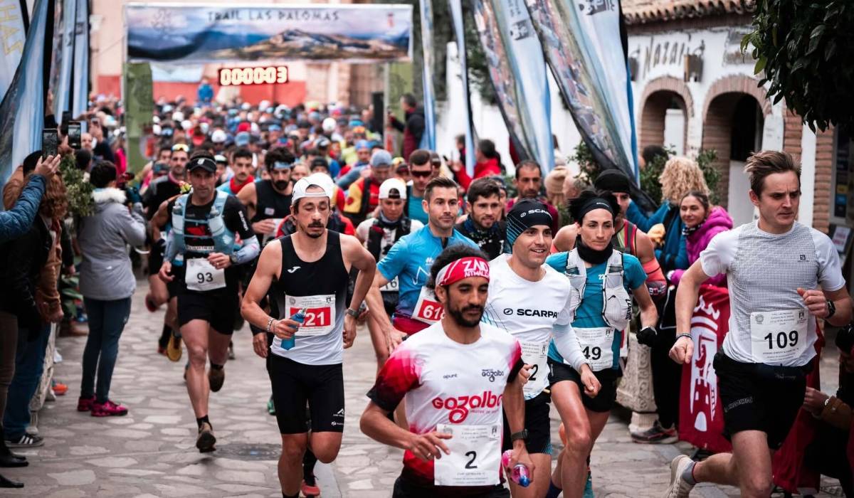 Corredores en el inicio de una edición pasada de la Trail Las Palomas en Zahara de la Sierra - Corredores en el inicio de una edición pasada de la Trail Las Palomas en Zahara de la Sierra