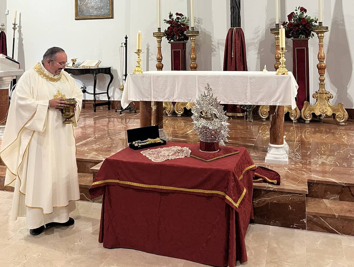 La Hermandad de la Sed de Jerez amplía el ajuar de la Virgen del Amparo con tres nuevas piezas "nacidas de la devoción"