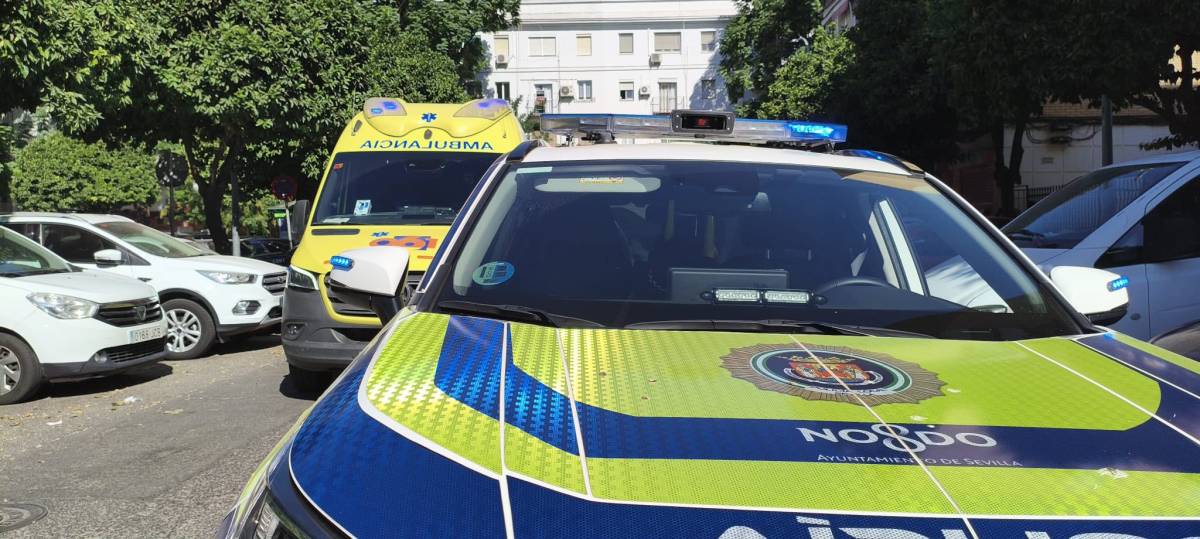 Policías de Sevilla salvan la vida a un joven tras atragantarse en un aparcamiento de la Avenida de la Raza 