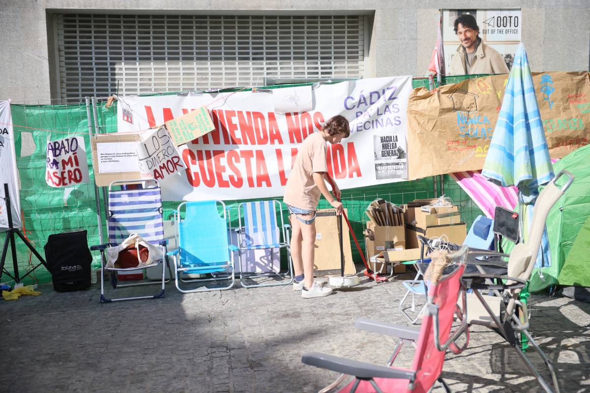 Tiendas de campaña compartidas, una comida popular y la mirada en el Congreso: la protesta por la vivienda crece en Cádiz