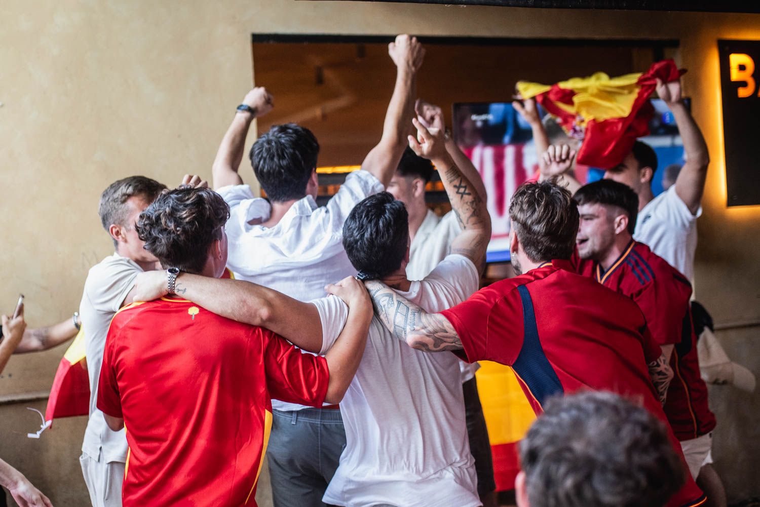 Un grupo de amigos celebra un gol en un partido de la selección española. - MAURI BUHIGAS