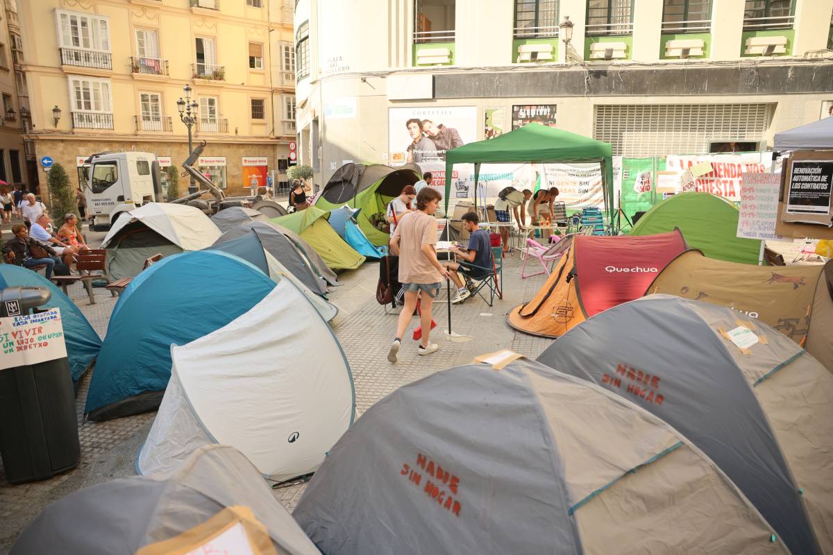 Tiendas de campaña compartidas, una comida popular y la mirada en el Congreso: la protesta por la vivienda crece en Cádiz