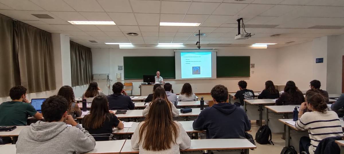 Luis, durante una de sus clases a los futuros comunicadores.