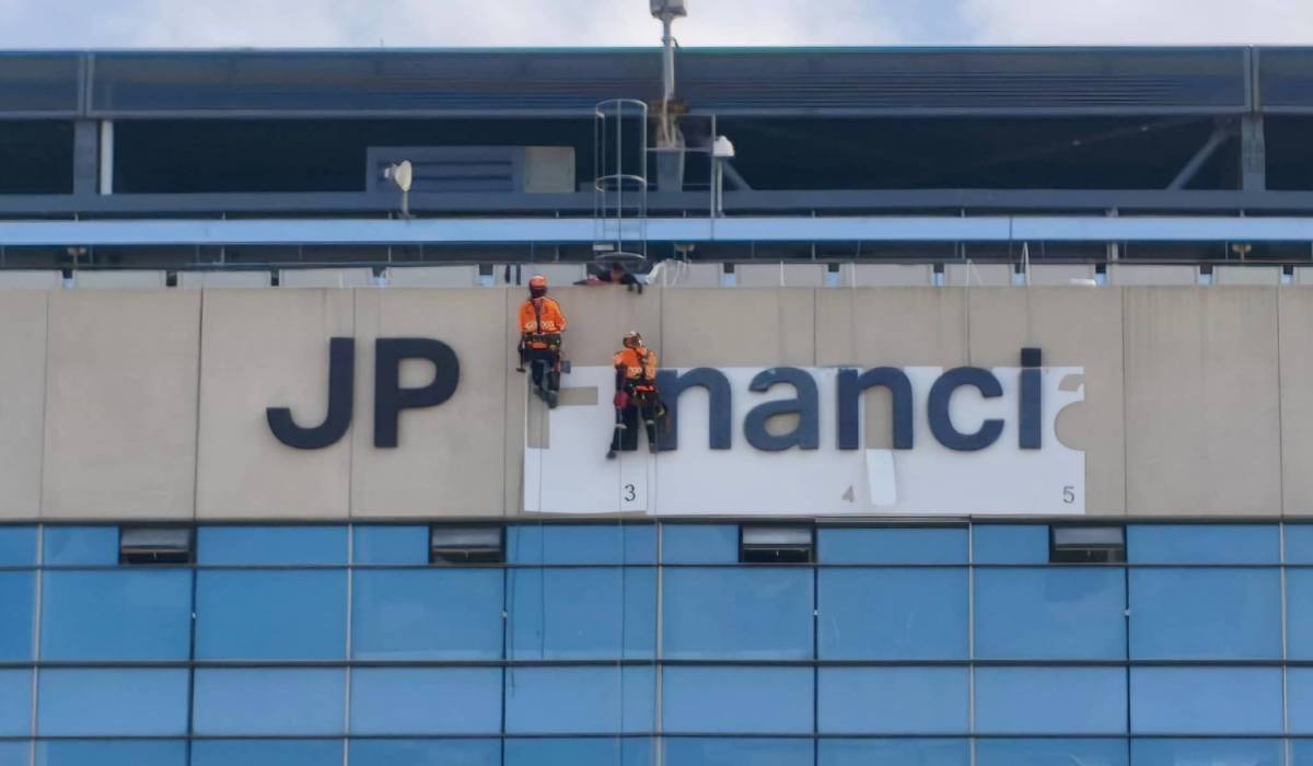 Continúa la instalación del rótulo de JP Financial y el Ayuntamiento exige al Cádiz CF retirarlo