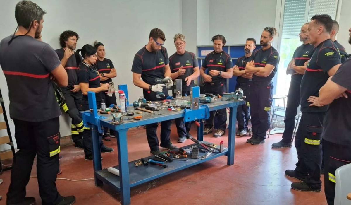 Bomberos de Sevilla se forman en aperturas de emergencia - Bomberos de Sevilla se forman en aperturas de emergencia