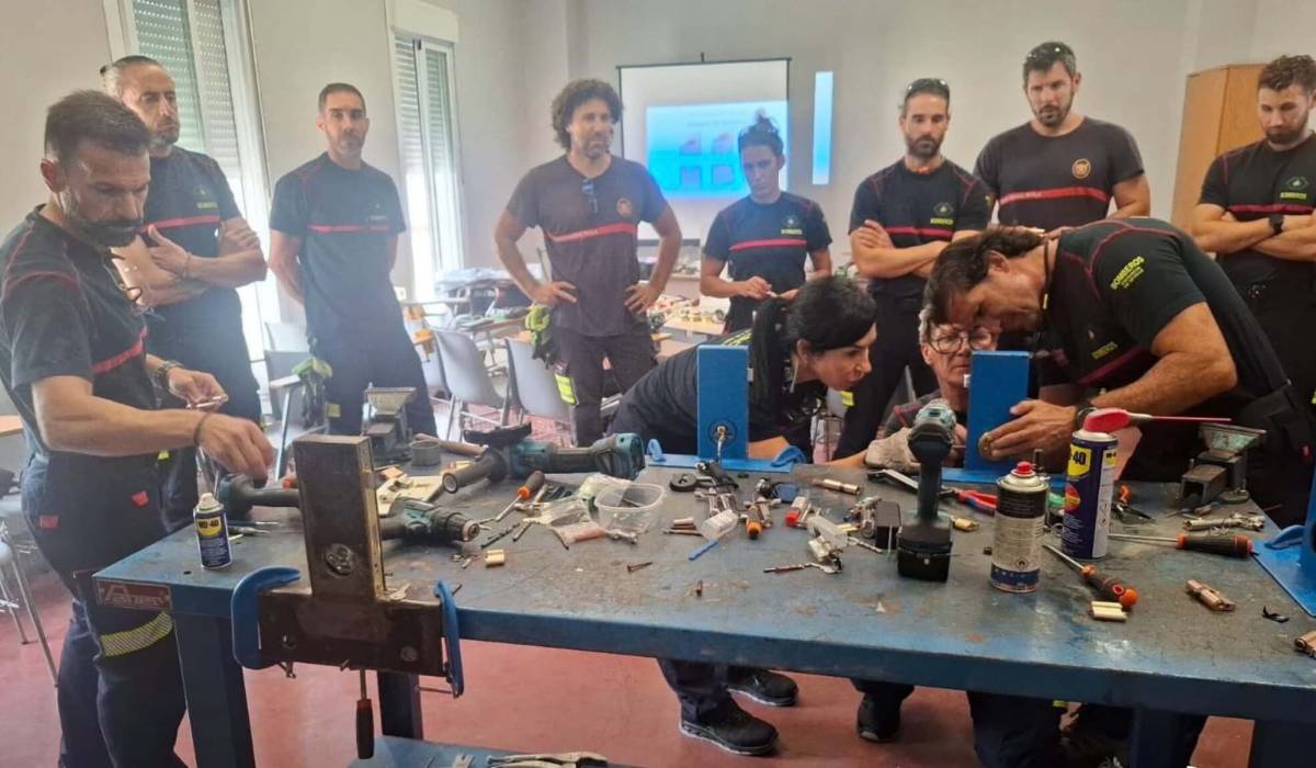 Bomberos de Sevilla se forman en aperturas de emergencia - Bomberos de Sevilla se forman en aperturas de emergencia
