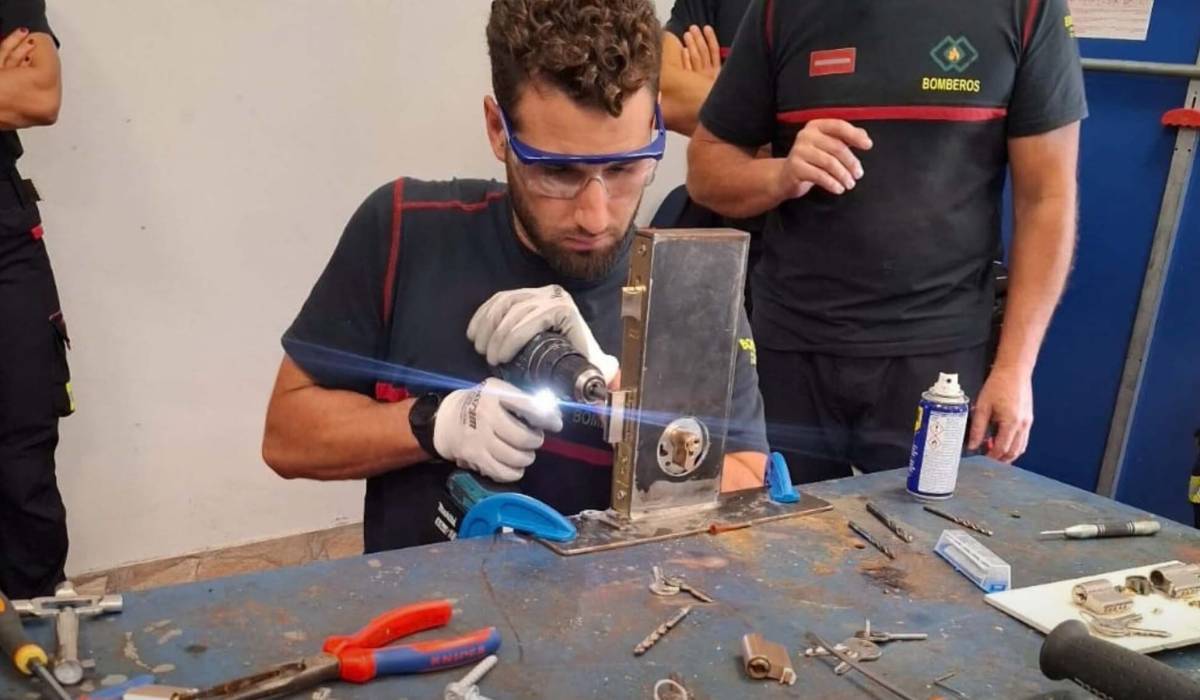 El rescate empieza antes de entrar: así se preparan los bomberos de Sevilla para abrir puertas y vehículos bloqueados