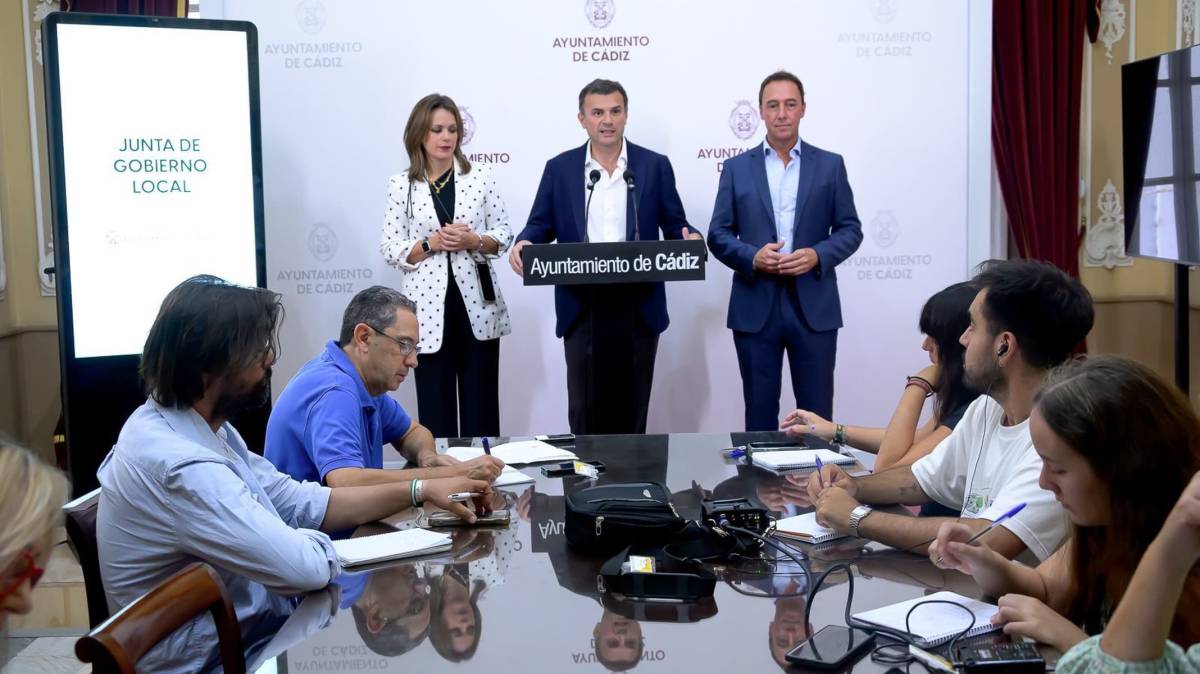 Periodistas tomando nota en la rueda de prensa de Bruno García - Periodistas tomando nota en la rueda de prensa de Bruno García