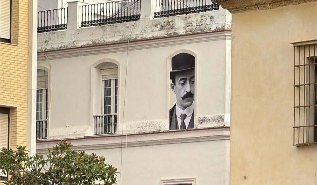 Manuel de Falla observa de reojo la Plaza Fragela - Manuel de Falla observa de reojo la Plaza Fragela