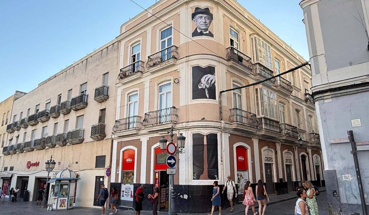 Manuel de Falla, ante los vecinos de Cádiz en pleno centro - Manuel de Falla, ante los vecinos de Cádiz en pleno centro