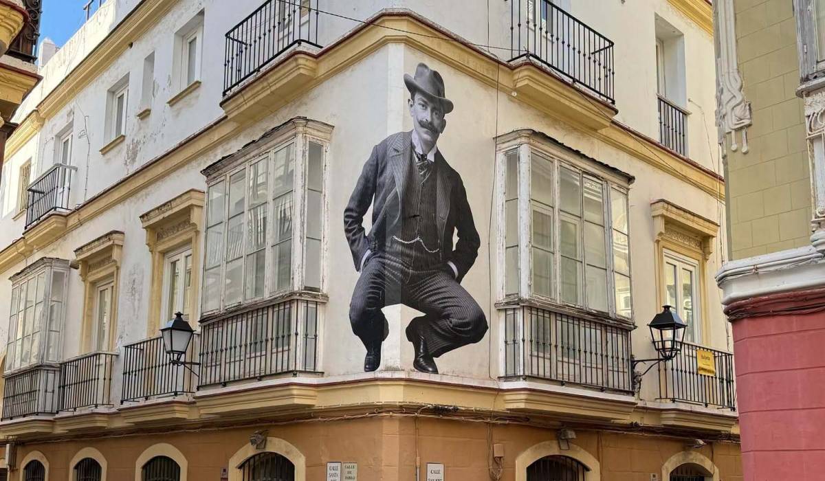 Entre fachadas y las piernas casi a pie de calle: los retratos de Manuel de Falla que se asoman al centro de Cádiz