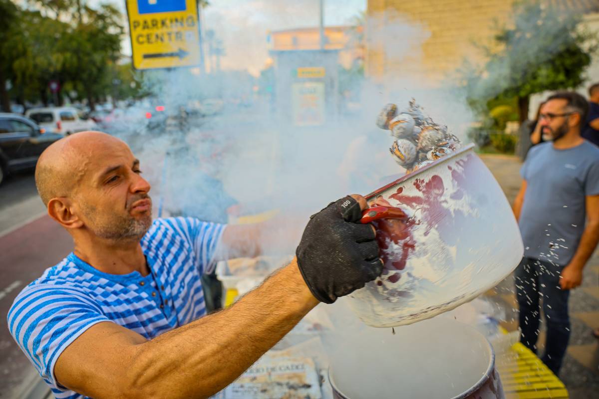 El castañero de la Alameda Cristina de Jerez que vende 40 kilos diarios con más de 30 grados: 