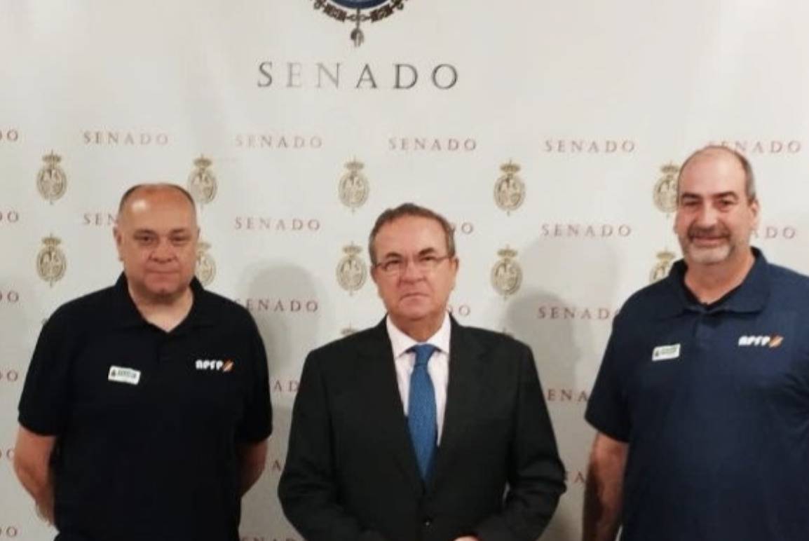 Representantes de APFP con José Antonio Monago, senador del PP.