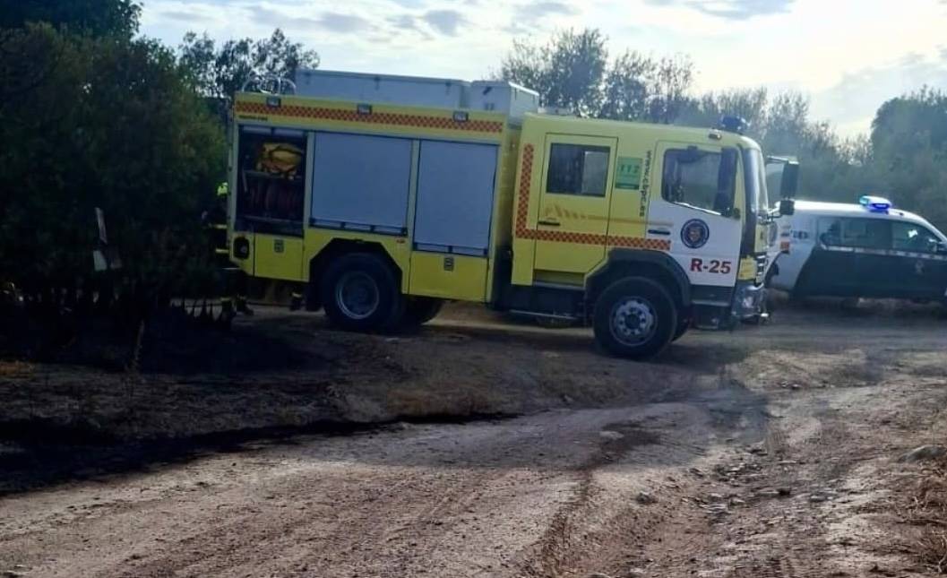 Vehículos de los servicios de emergencias que participan en la extinción del incendio. - Vehículos de los servicios de emergencias que participan en la extinción del incendio.