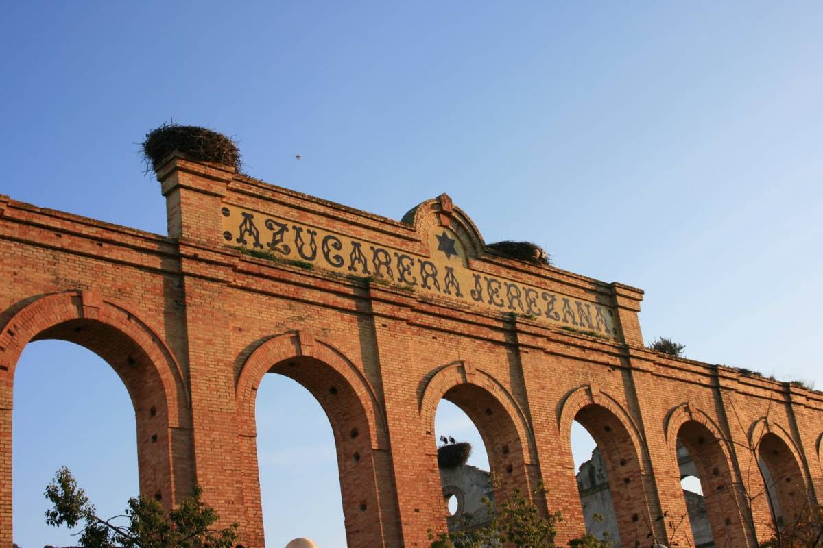 El edificio de la antigua Azucarera de El Portal, de final del siglo XIX, será rehabilitado: se retirarán los nidos de cigüeñas más inestables