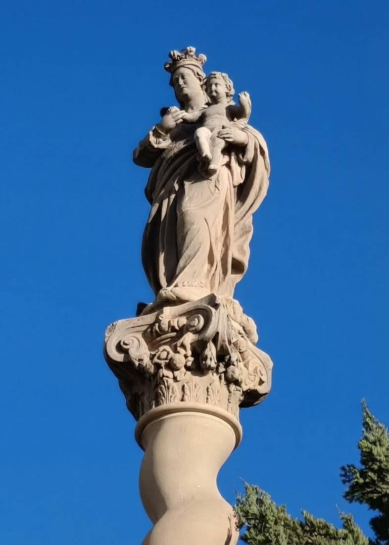 Escultura de Nuestra Señora del Rosario, detalle, vista angular delantera izquierda. - Escultura de Nuestra Señora del Rosario, detalle, vista angular delantera izquierda.
