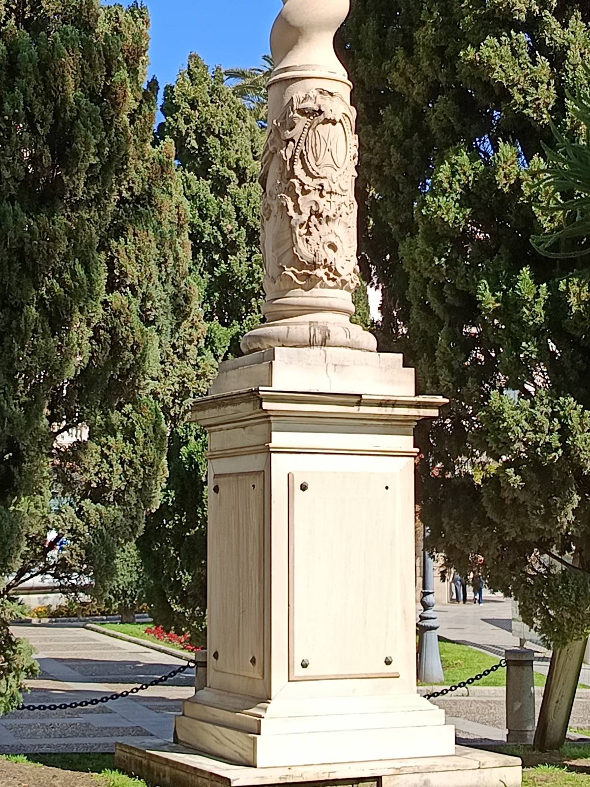 Pedestal y primer tramo de la columna del Triunfo del Rosario, vista angular delantera derecha. - Pedestal y primer tramo de la columna del Triunfo del Rosario, vista angular delantera derecha.