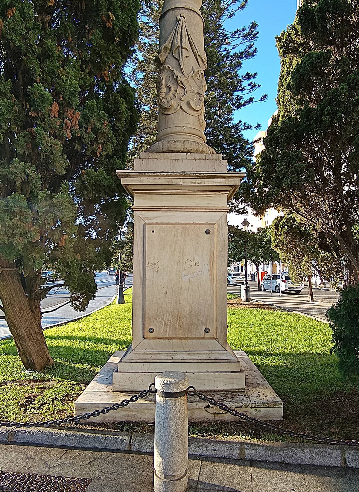 Pedestal y primer tramo de la columna del Triunfo del Rosario, vista posterior. - Pedestal y primer tramo de la columna del Triunfo del Rosario, vista posterior.
