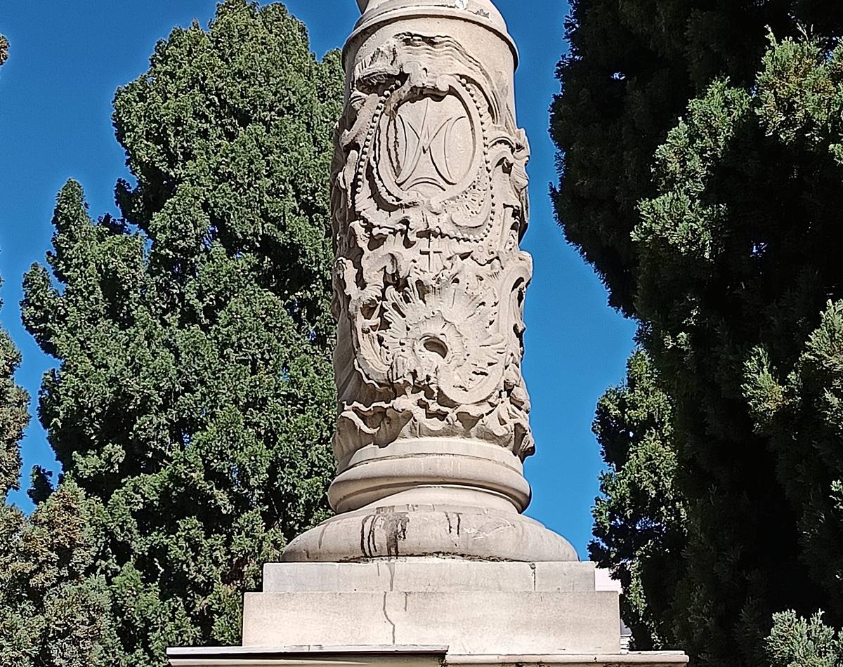 Triunfo de Nuestra Señora del Rosario, detalle del tramo inferior del fuste, vista frontal. - Triunfo de Nuestra Señora del Rosario, detalle del tramo inferior del fuste, vista frontal.