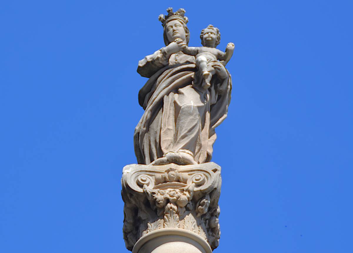 Escultura de la Virgen del Rosario y capitel, vista frontal. - Escultura de la Virgen del Rosario y capitel, vista frontal.