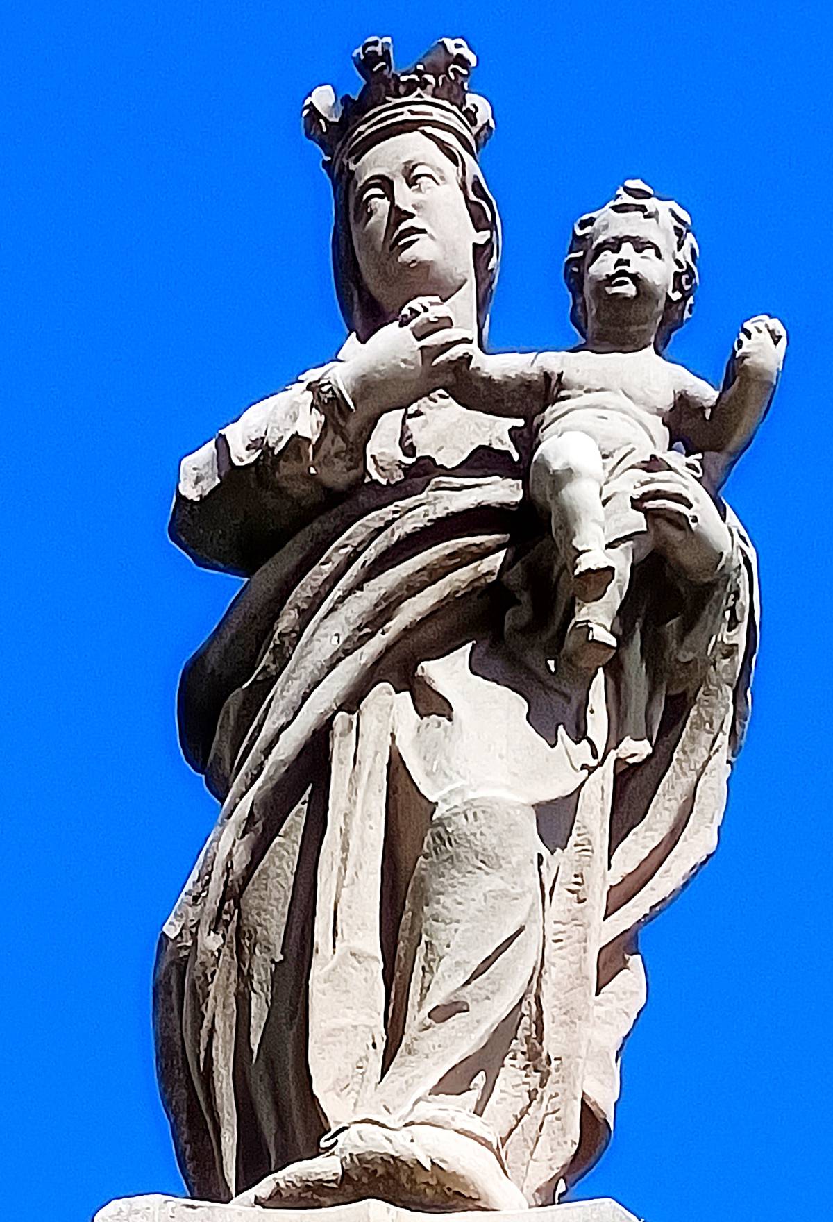 Escultura de Nuestra Señora del Rosario, vista frontal. - Escultura de Nuestra Señora del Rosario, vista frontal.