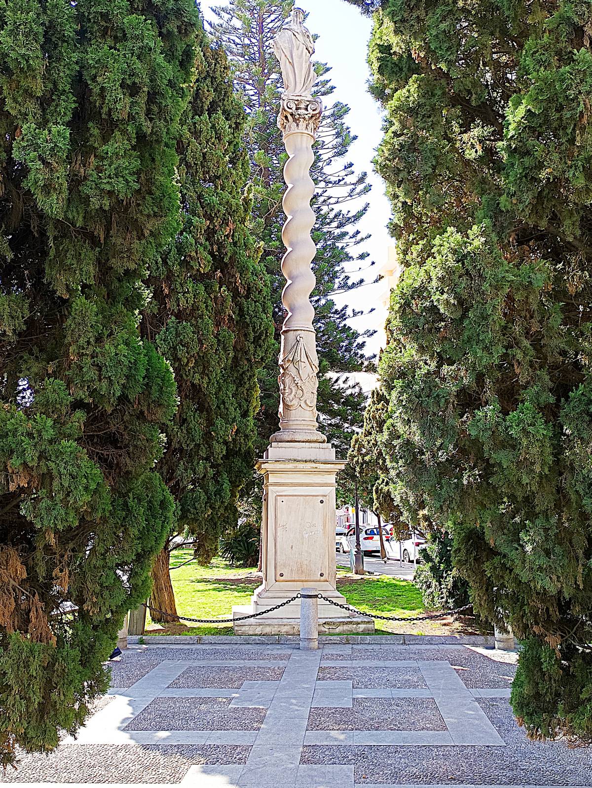 Escultura de Nuestra Señora del Rosario, vista frontal. - Escultura de Nuestra Señora del Rosario, vista frontal.